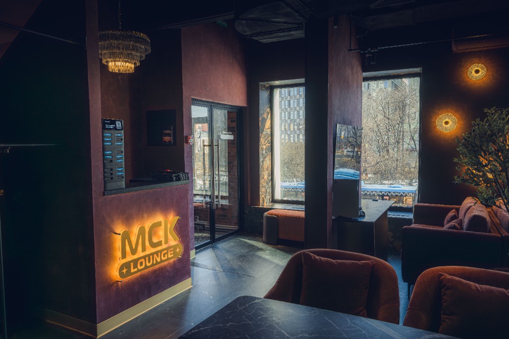 МСК Lounge Серпуховская — вход и логотип