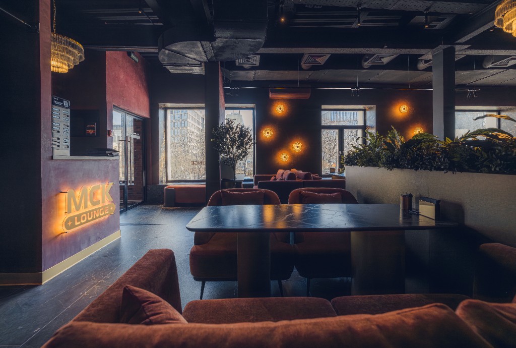 МСК Lounge Серпуховская — зона с баром